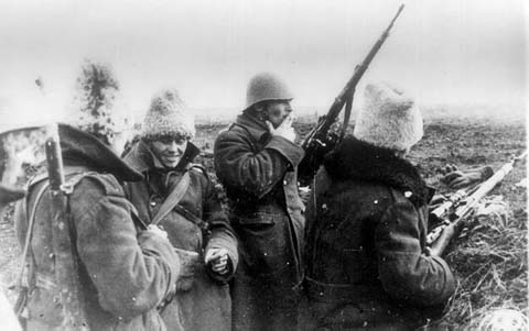 Ostasi in transee la Cotul Donului octombrie 1942 Se observa caciula turcana standard pentru iarna lui 1942